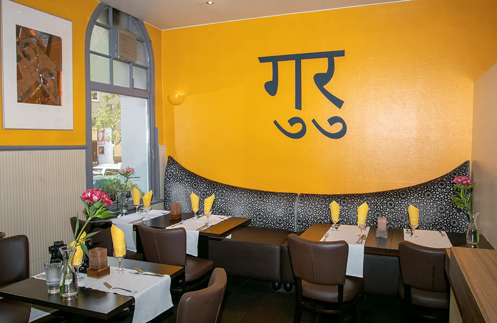 Tische im Restaurant - Guru neue indische Zeiten